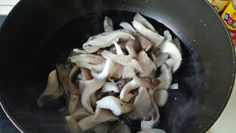 蘑菇炖豆腐,锅中加入适量清水煮开，放入平菇焯水15秒，捞出沥干水份备用