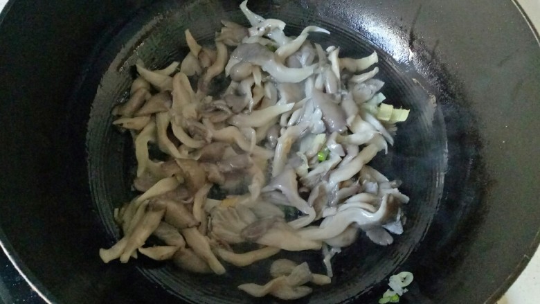 蘑菇炖豆腐,放入焯水的平菇翻炒均匀