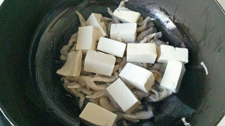 蘑菇炖豆腐,加入豆腐块