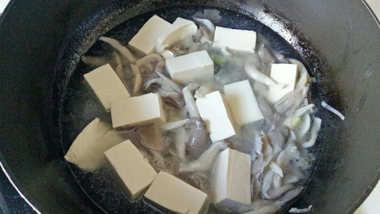 蘑菇炖豆腐,加入适量清水