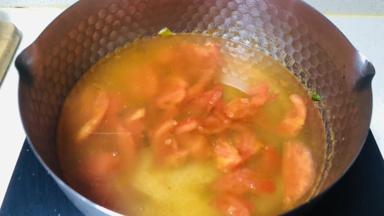 鱼丸豆腐汤,锅里加适量清水。