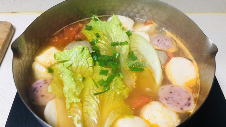 鱼丸豆腐汤,生菜、撒上香葱，根据自己口味加一点食盐跟胡椒粉调味。