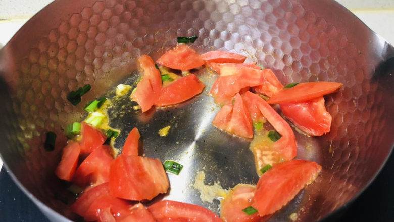 鱼丸豆腐汤,锅内倒一点点底油烧热后放入葱花炒香后在放入西红柿。