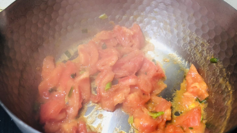 鱼丸豆腐汤,西红柿尽量炒出西红柿汤汁出来。