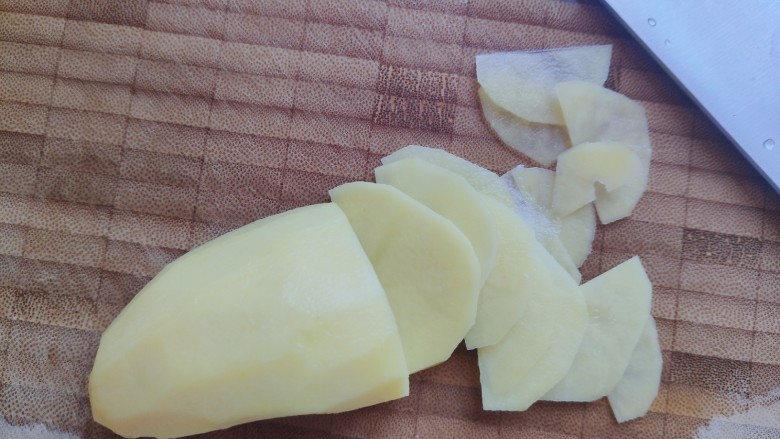 尖椒土豆片,土豆去皮洗净，切成薄片，切的越薄口感越好