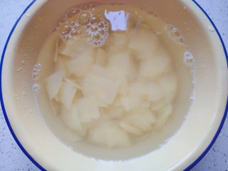 尖椒土豆片,可以边切边把土豆片泡在水里，以免氧化变色