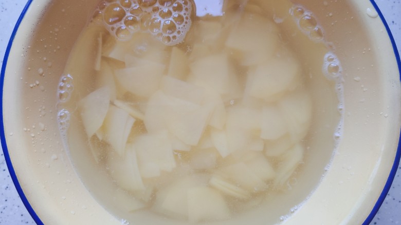 尖椒土豆片,可以边切边把土豆片泡在水里，以免氧化变色