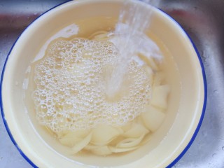 尖椒土豆片,然后用流动水冲洗两三遍，洗掉淀粉质