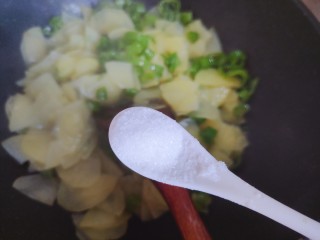 尖椒土豆片,待锅内汤汁差不多收紧，加一小勺细盐