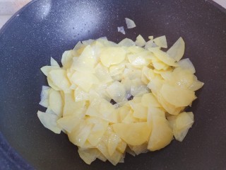 尖椒土豆片,翻炒至土豆片稍稍变软，呈半透明色