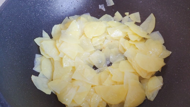 尖椒土豆片,翻炒至土豆片稍稍变软，呈半透明色