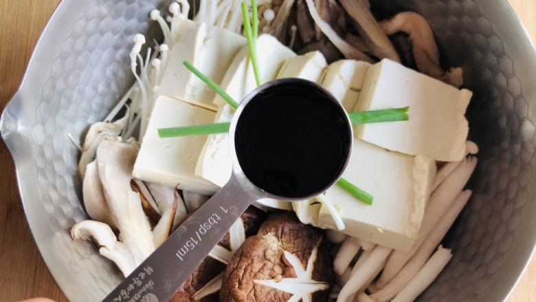 蘑菇炖豆腐,加入5ml 的寿喜锅火锅调料，没有的话可以用其他的调料代替，也可以用浓汤宝。