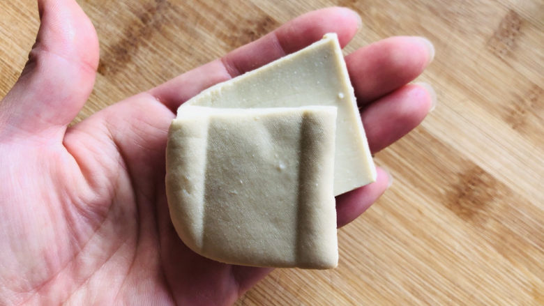 蘑菇炖豆腐,豆腐从中间切成小薄片，我买的豆腐是这种小方块，豆腐块非常小，处理起来比较方便。