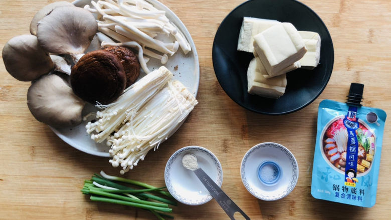 蘑菇炖豆腐,先把需要的食材提前准备好。