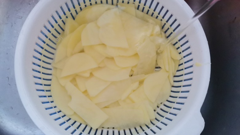 尖椒土豆片,洗去淀粉后沥干水分备用