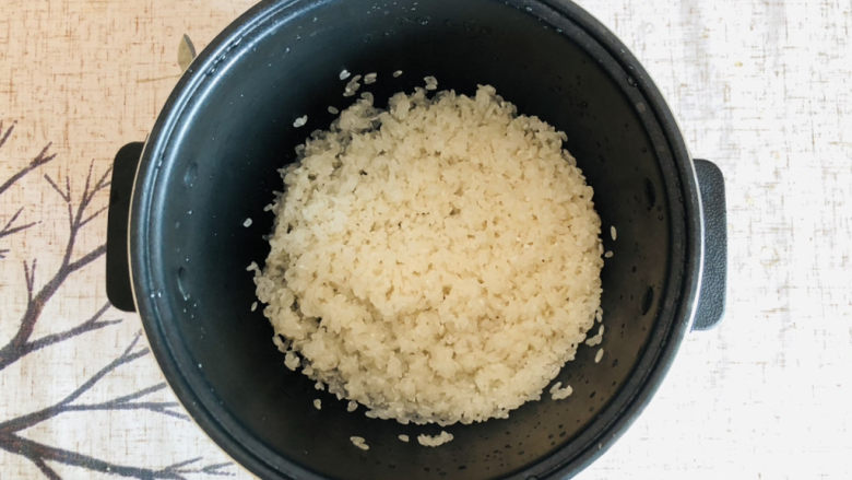 羊肉焖饭,大米淘洗干净，加入适量清水，水量比平时焖米饭的水量略少一点点即可，因为在焖的时候蔬菜也会有水分蒸发出来。