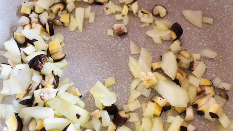 羊肉焖饭,平底不粘锅倒一点底油，放入洋葱、香菇炒出香味。
