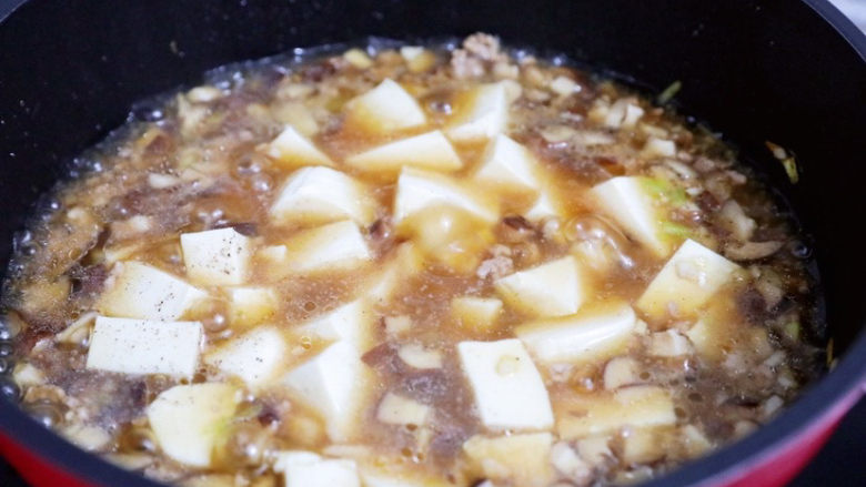 蘑菇炖豆腐,大火煮至汤汁浓稠关火