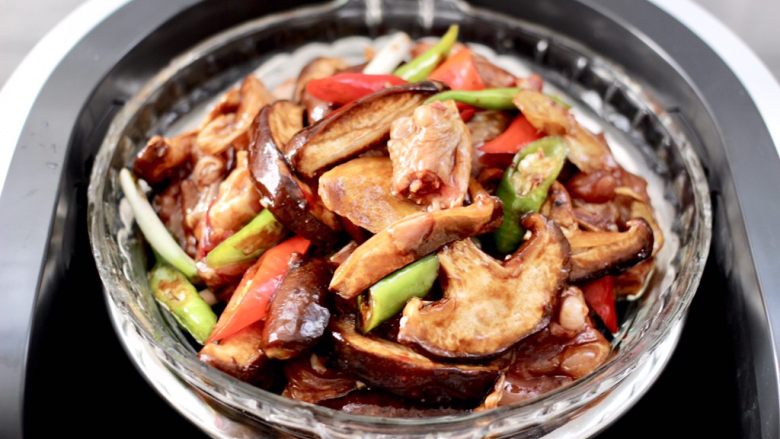 香菇蒸鸡块,所有的食材调料混合拌匀腌制半小时。