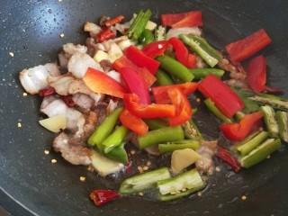 尖椒土豆片,倒入红椒绿椒炒均匀。