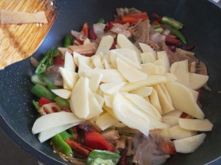 尖椒土豆片,倒入土豆片炒均匀。