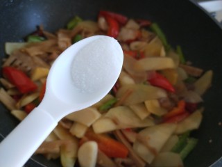 尖椒土豆片,加适量盐。