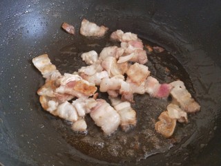 尖椒土豆片,锅中放入五花肉炒出油。