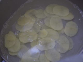 尖椒土豆片,用清水清洗掉表面淀粉