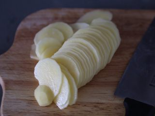 尖椒土豆片,切成薄片