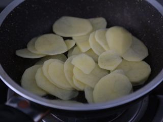 尖椒土豆片,锅里烧热油，放入土豆片
