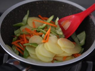 尖椒土豆片,加入尖椒和胡萝卜翻炒几下