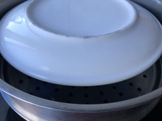 瑶柱蒸蛋,找个盘子覆盖在碗上，防止水蒸汽进去。