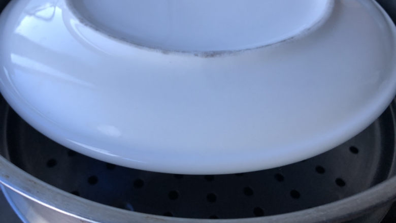 瑶柱蒸蛋,找个盘子覆盖在碗上，防止水蒸汽进去。