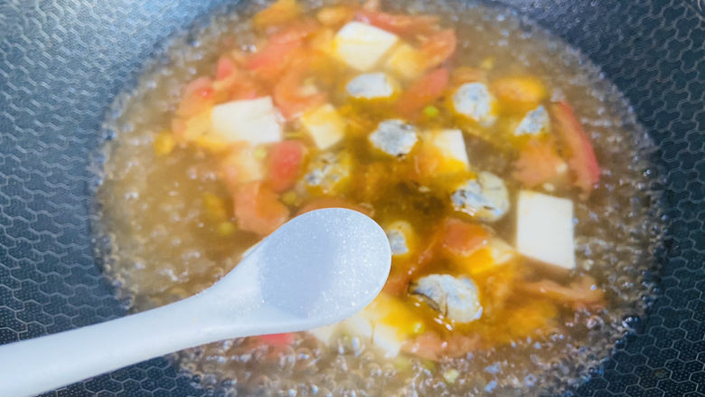 鱼丸豆腐汤,根据个人口味加入适量盐