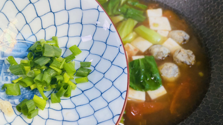 鱼丸豆腐汤,入葱花