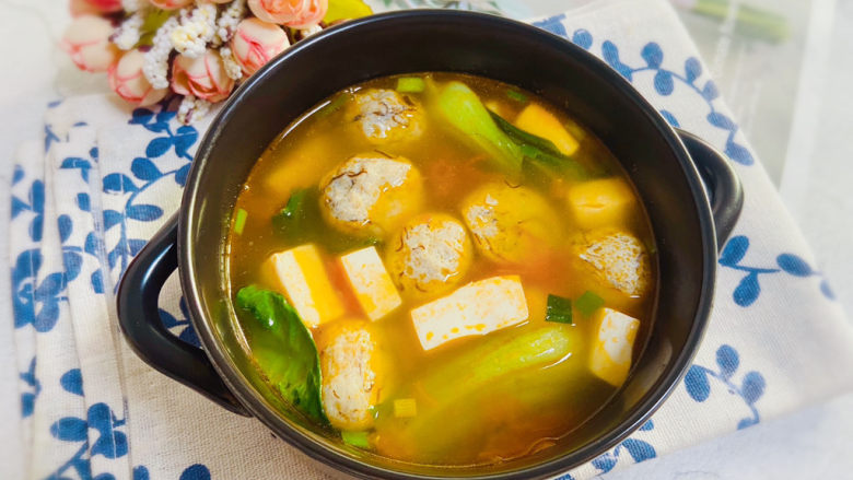 鱼丸豆腐汤,鱼丸豆腐汤，鲜美可口
