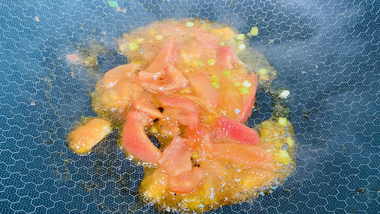 鱼丸豆腐汤,放入西红柿翻炒出汤汁