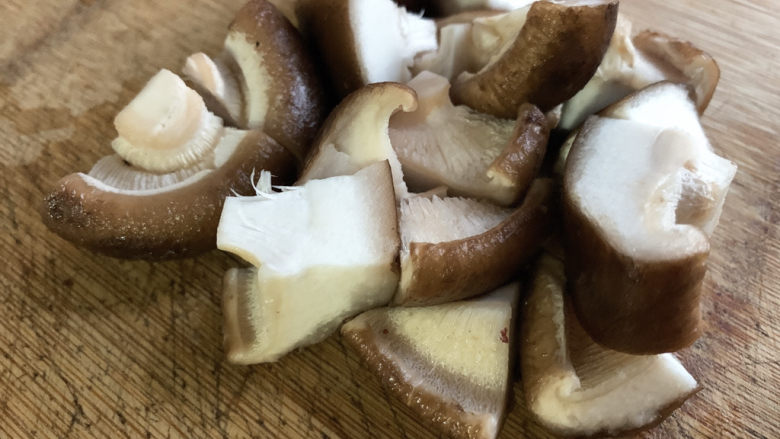 孜然鱼豆腐,鲜蘑菇洗净切成小块