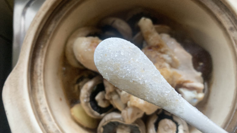 鸡腿炖蘑菇,一勺糖