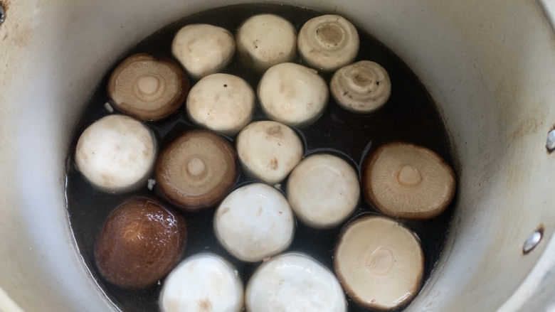 鸡腿炖蘑菇,将口蘑、鲜菇，减去菇蒂，洗净后入沸水中汆烫，捞出备用。