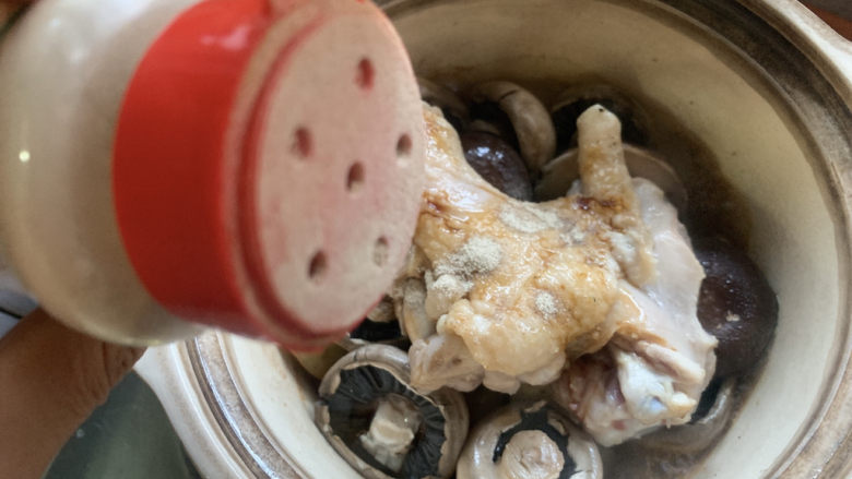 鸡腿炖蘑菇,两抖胡椒粉