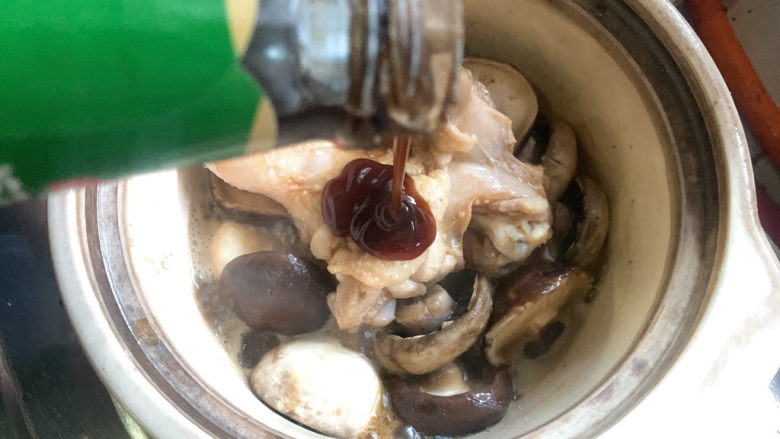 鸡腿炖蘑菇,以及适量酱油