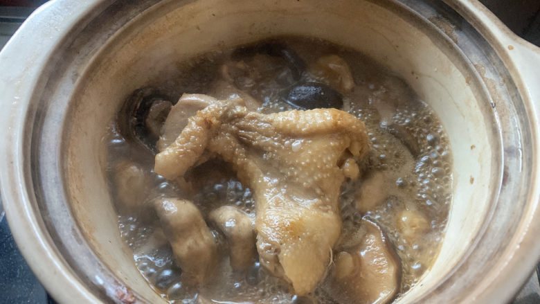 鸡腿炖蘑菇,然后沸腾后转小火继续，带汤汁的量收缩至原来的一半，方可出锅。
