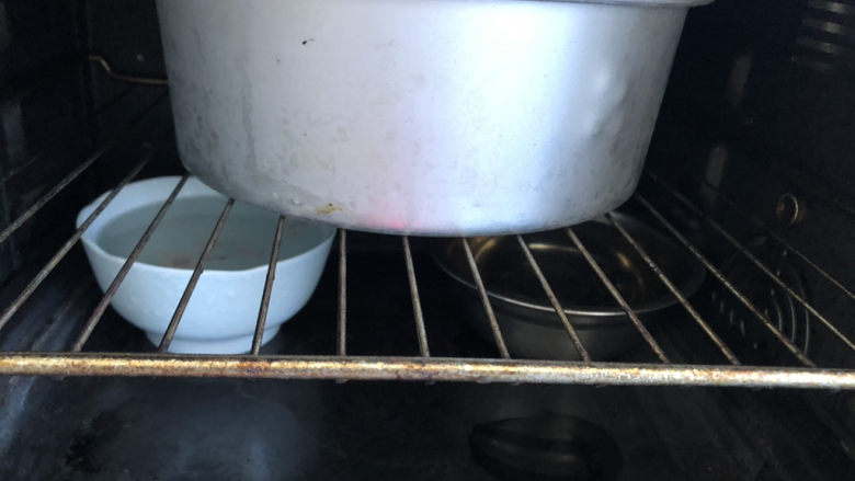 芝士肉松吐司,烤箱里放两碗热水，再放入面团进行第二次的发酵。