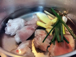莲藕猪蹄汤,锅中加水，放入猪蹄与葱姜