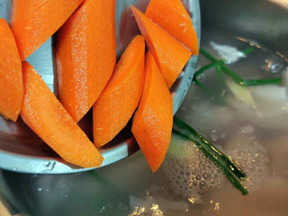 莲藕猪蹄汤,大约煮30分钟后，放进红萝卜块