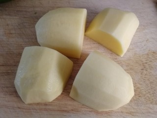 尖椒土豆片,大一点的土豆对切四份。