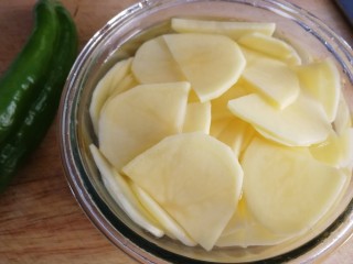 尖椒土豆片,换遍清水，放入土豆片泡几分钟，炒的时候更易熟。