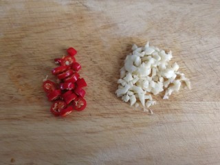 尖椒土豆片,小米辣切圈⭕，蒜切碎。