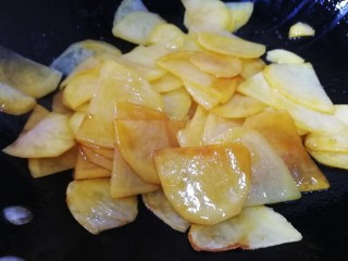 尖椒土豆片,文火翻炒均匀，生抽刚好把土豆片烹熟。